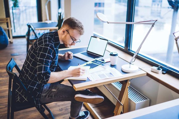 Comment une entreprise de produits de jardinage peut-elle utiliser le marketing de contenu pour éduquer ses clients?